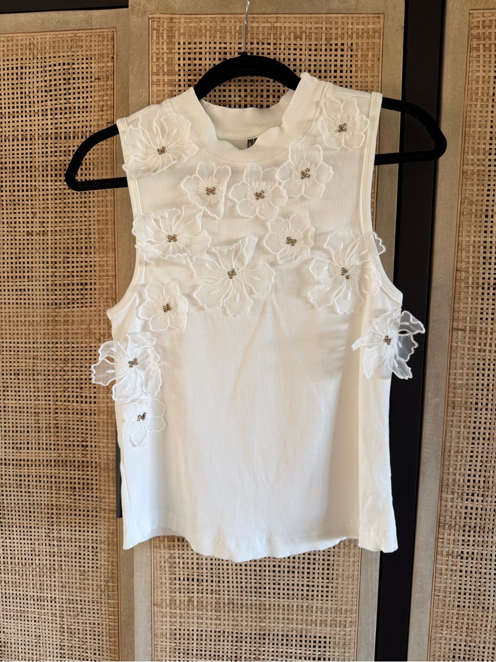 Anthropologie White Floral Appliqué Tank - Picture 2 of 6